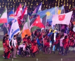 les-athletes-portent-les-drapeaux-des-pays-dans-le-stade-olympique-lors-de-la-ceremonie-de-cloture-des-jeux-paralympiques-de-2012-a-londres-cm0w5y.jpg